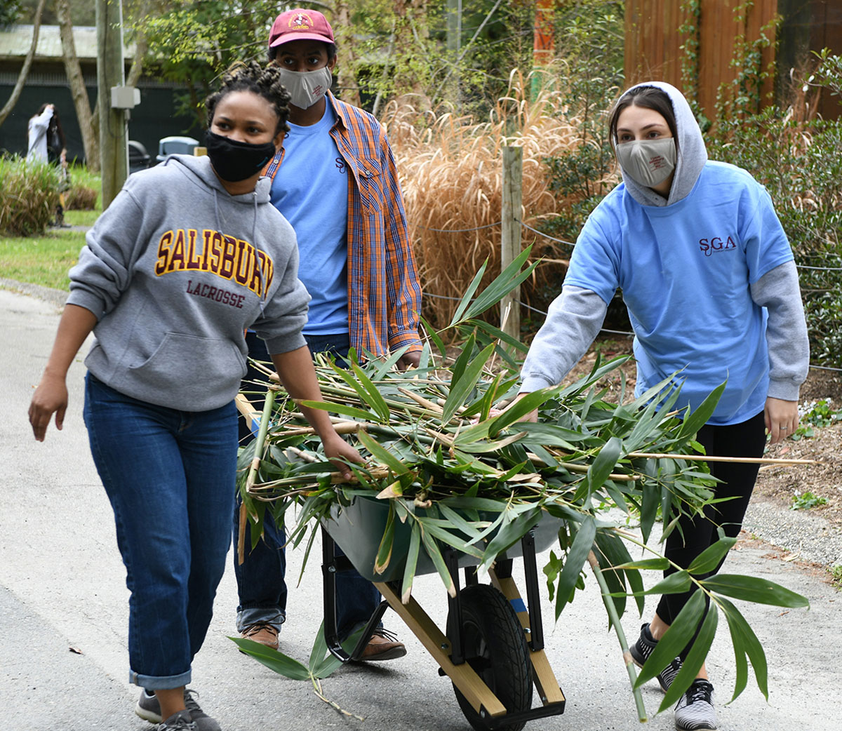 SU students cleaning up Salisbury Zoological Park